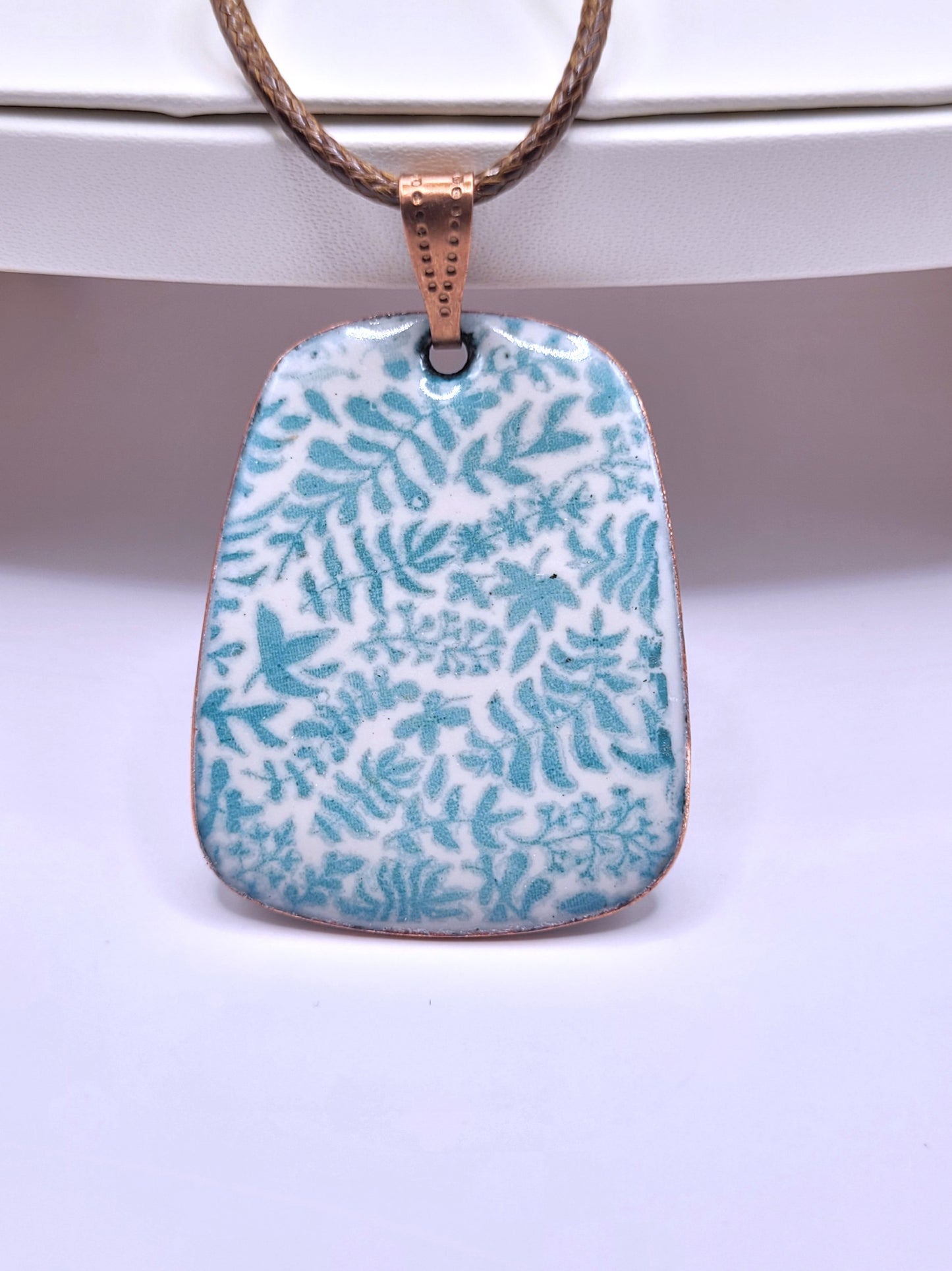 bijou artisanal pendentif emaux sur cuivre peint à la main motif feuillage vert sur blanc creme de maison calub