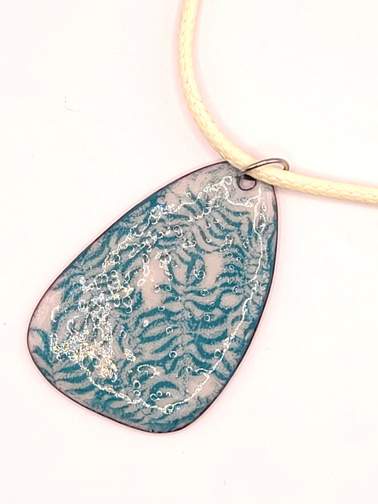 pendentif emaux sur cuivre peints à la main motif feuillage vert sur blanc creme de maison calub