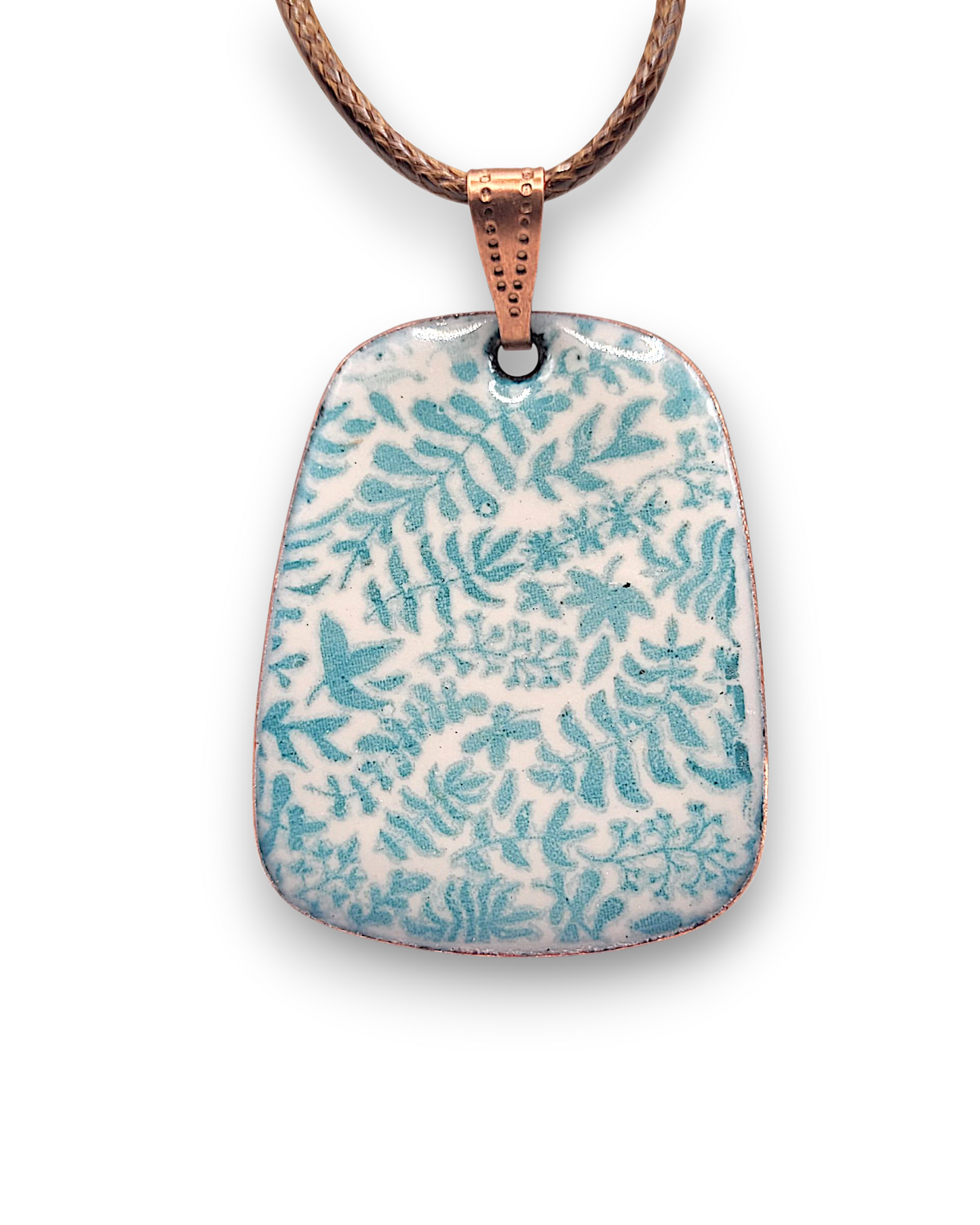 bijou artisanal pendentif emaux sur cuivre peint à la main motif feuillage vert sur blanc creme de maison calub