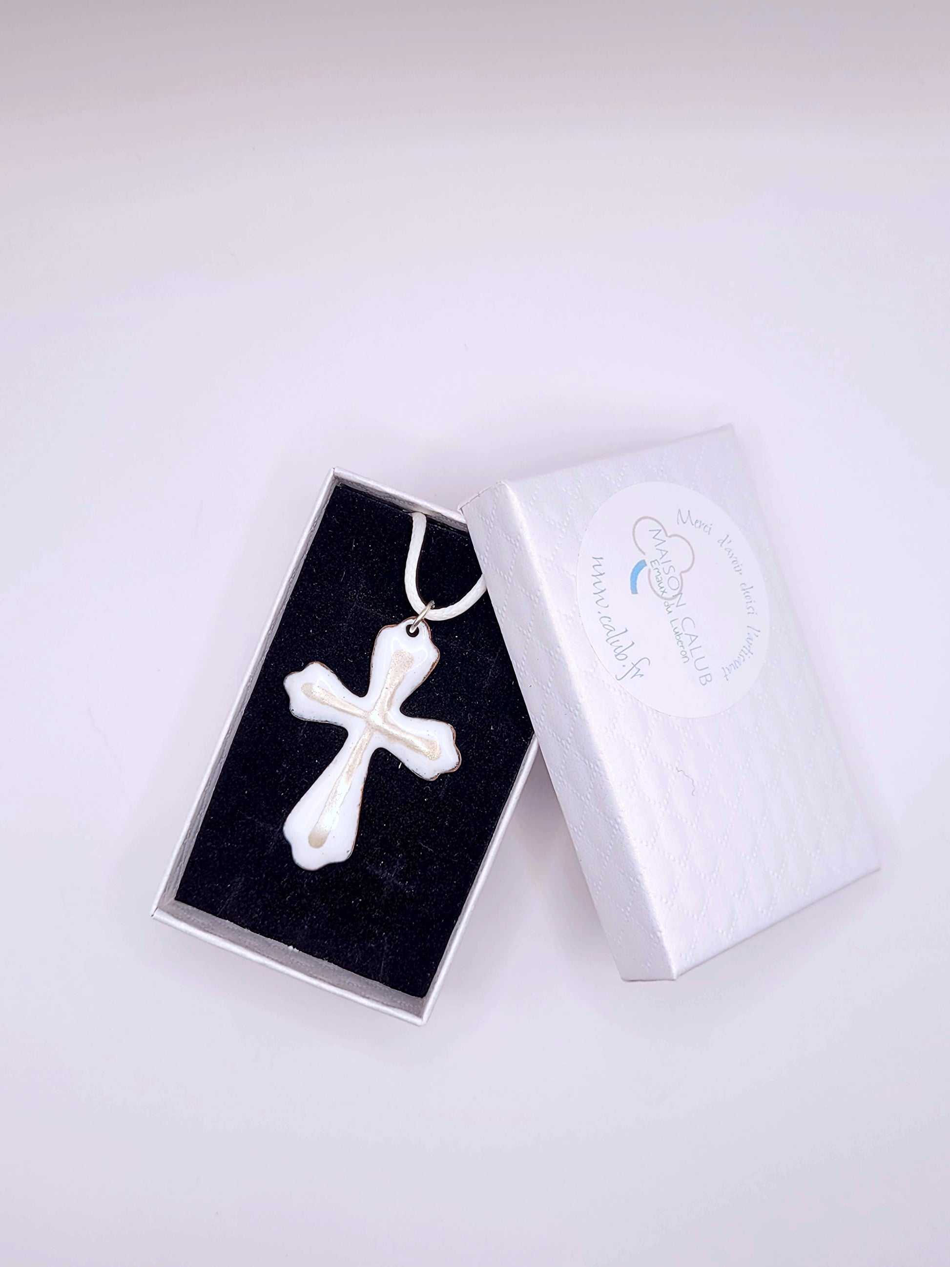 cadeau original joli pendentif croix blanche emaux avec lustre d'argent fin bijou en email de maison Calub collier cordon