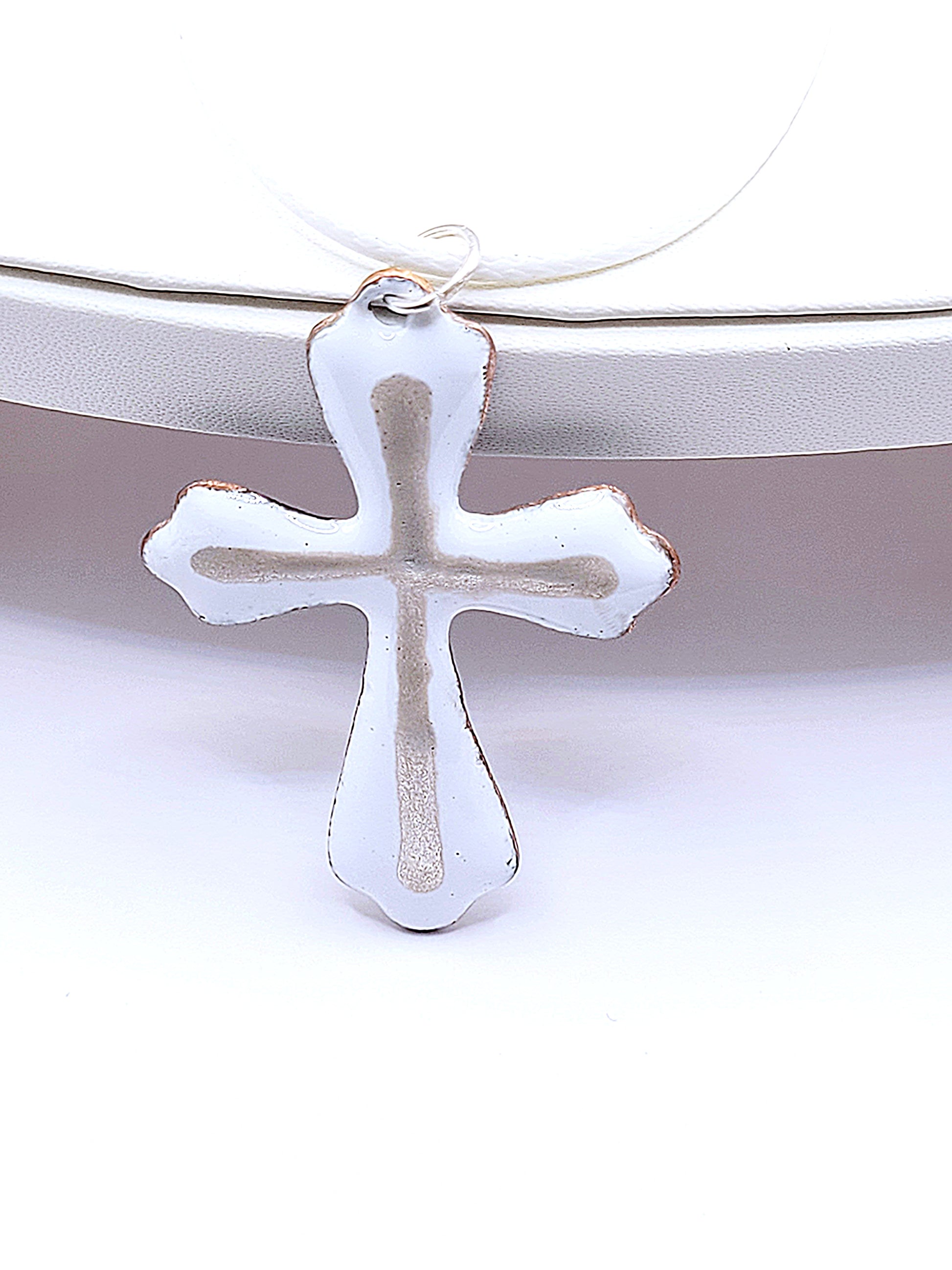 pendentif croix blanche emaux avec lustre d'argent fin bijou en email de maison Calub collier cordon ideal cadeau communion