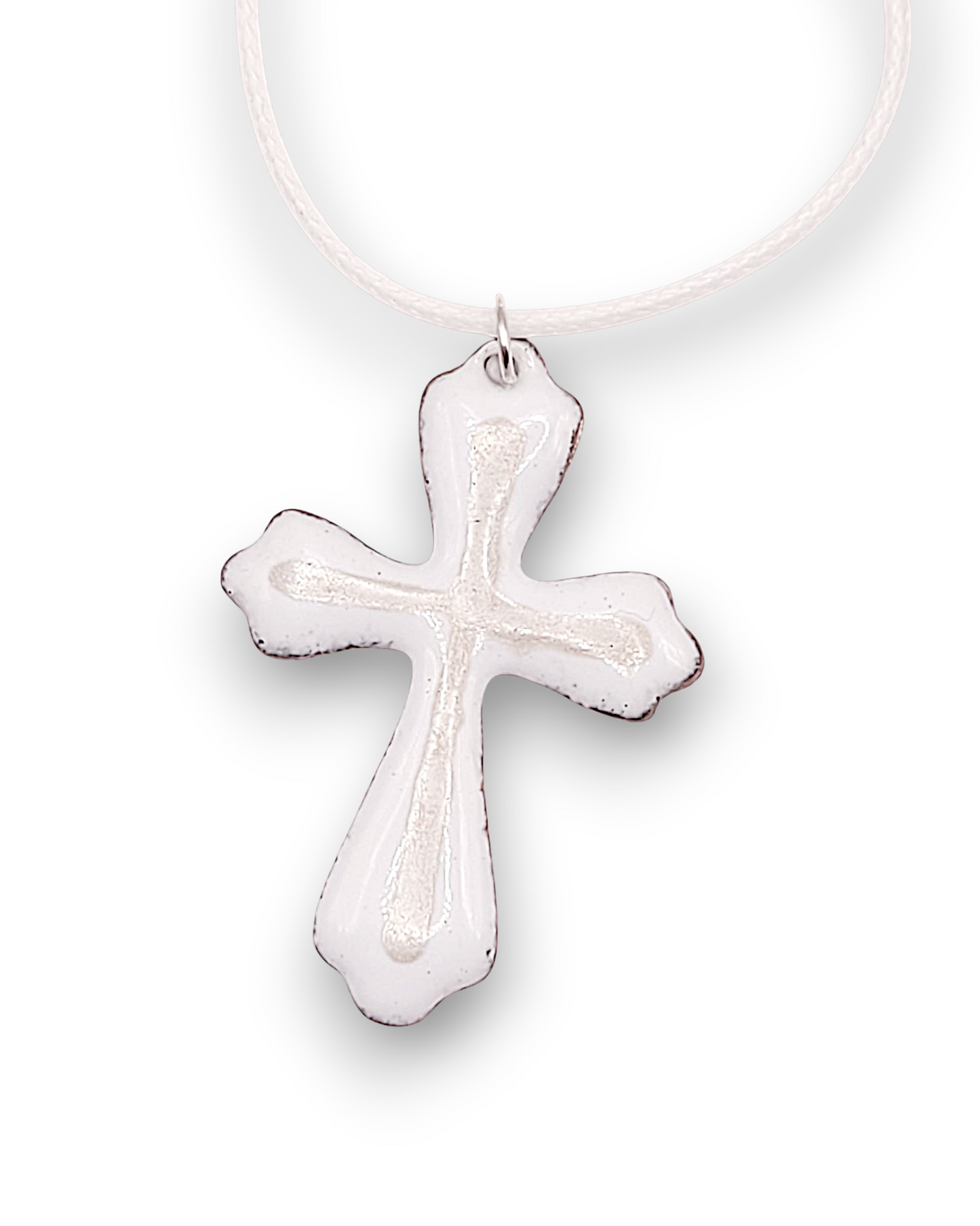 joli pendentif croix blanche emaux avec lustre d'argent fin bijou en email de maison Calub collier cordon