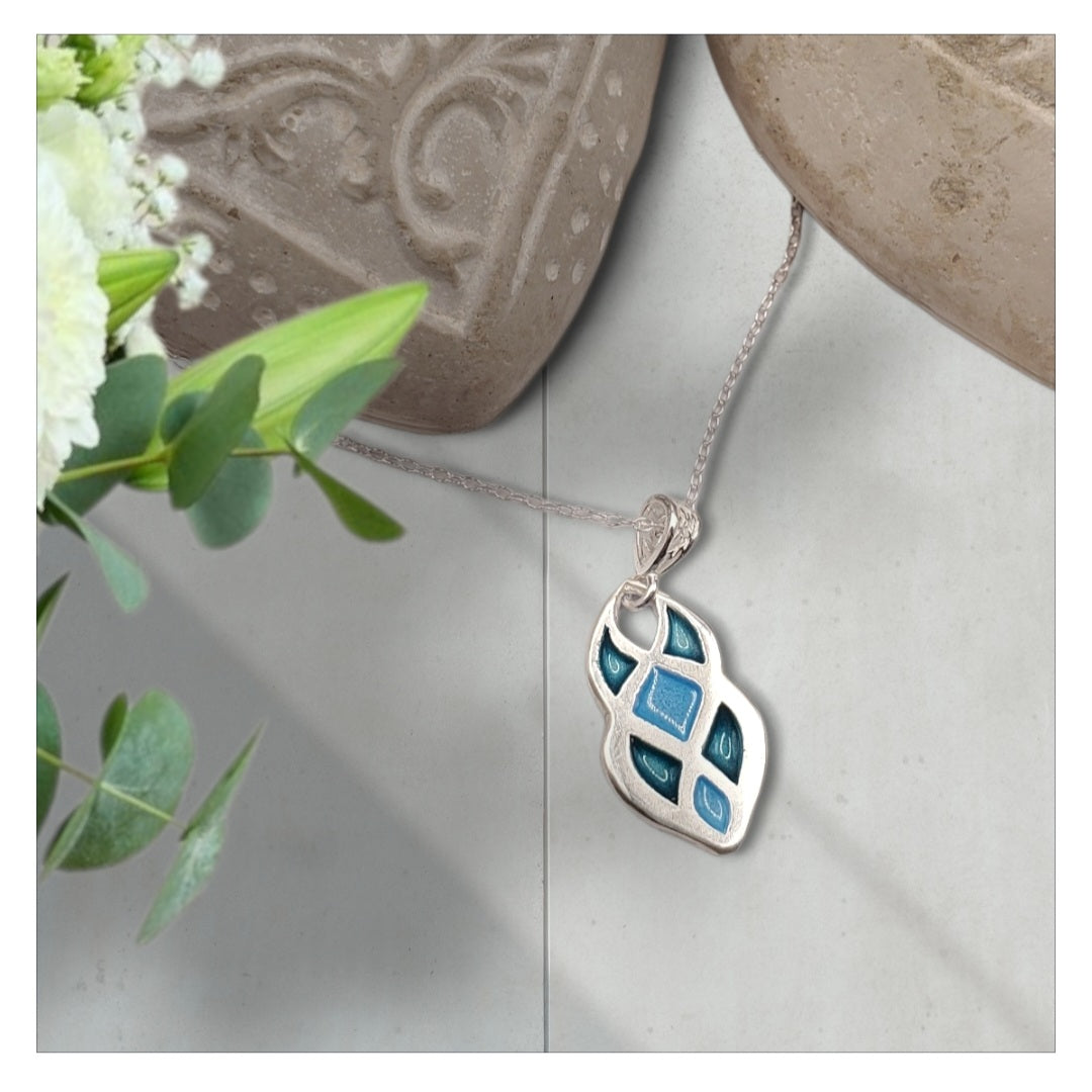 Pendentif en email grand feu sur argent, motif géométrique bleu turquoise