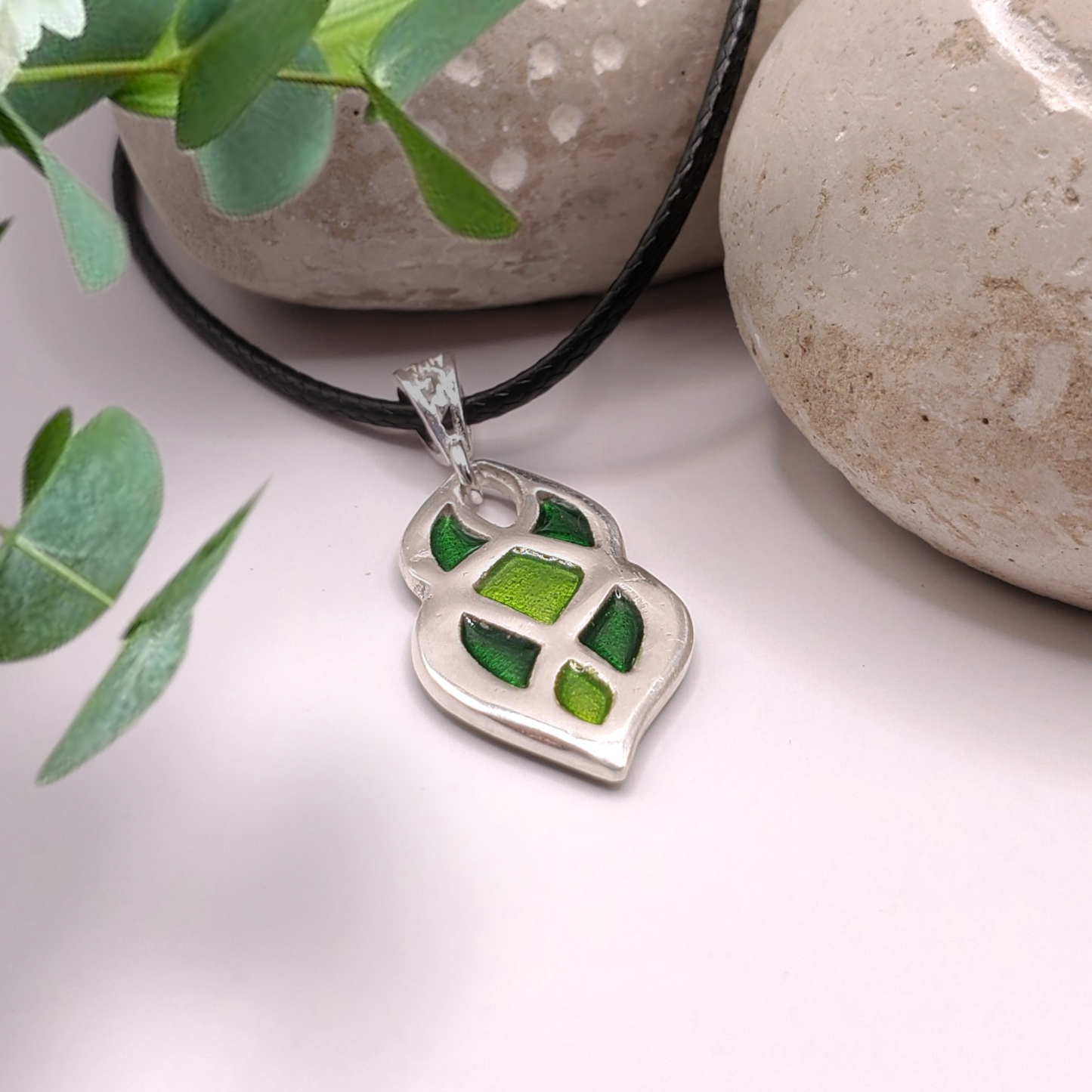 Pendentif en email grand feu sur argent, motif géométrique vert