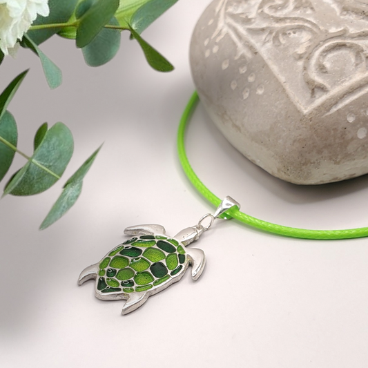 Pendentif en email grand feu sur argent, motif tortue verte