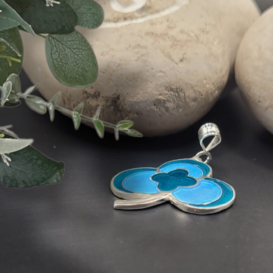 Pendentif en email grand feu sur argent, motif trèfle bleu turquoise