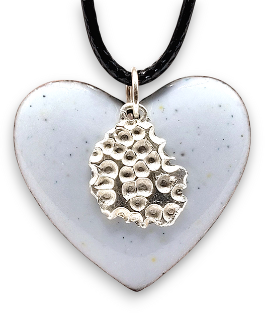 pendentif en email sur cuivre effet céramique avec breloque en argent fin chez maison calub les émaux du Luberon