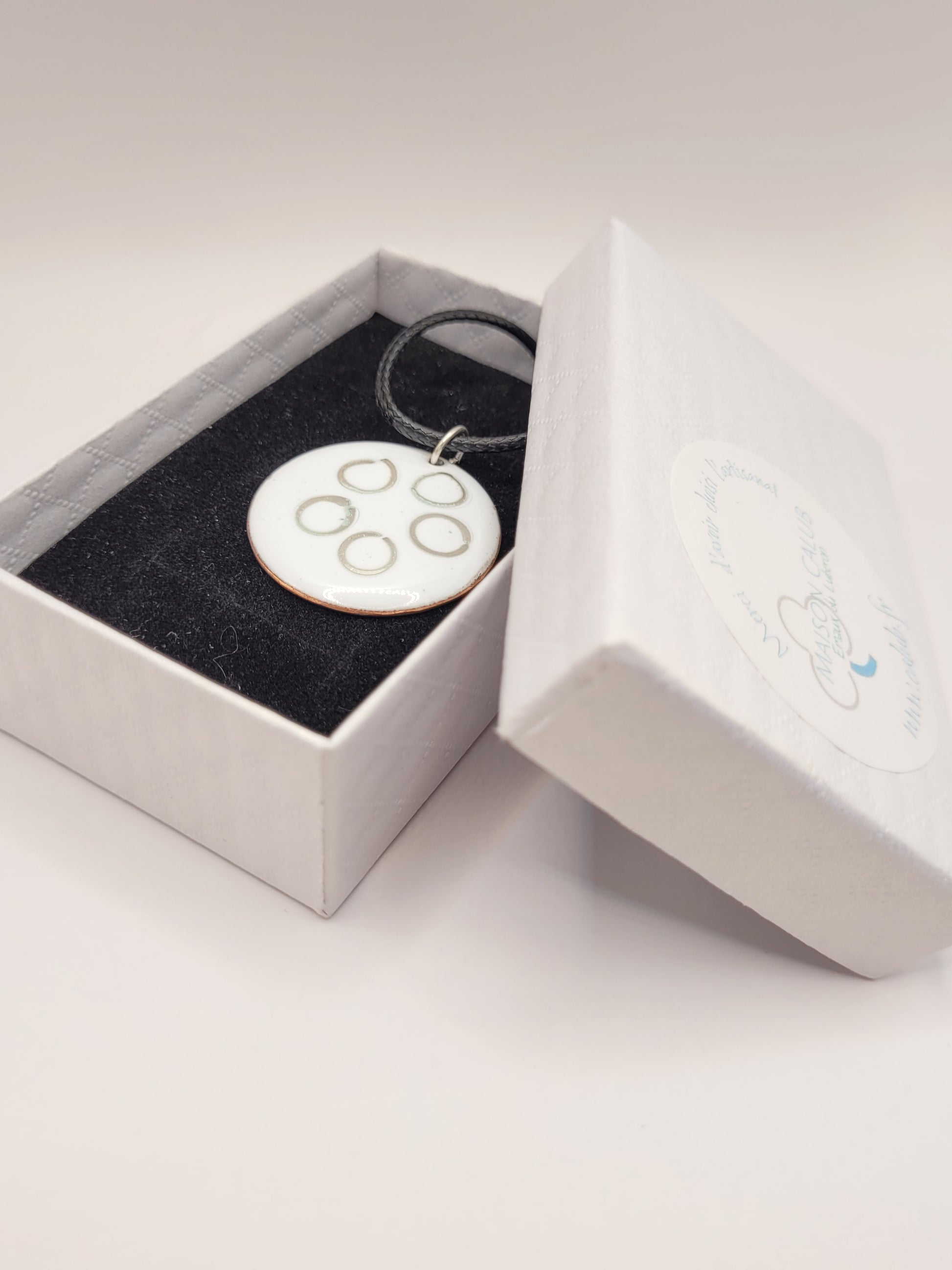 pendentif rond en email sur cuivre avec des anneaux en argent incrustés chez maison calub design contemporain cadeau intemporel