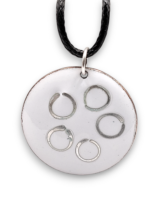 pendentif rond en email sur cuivre avec des anneaux en argent incrustés chez maison calub design contemporain