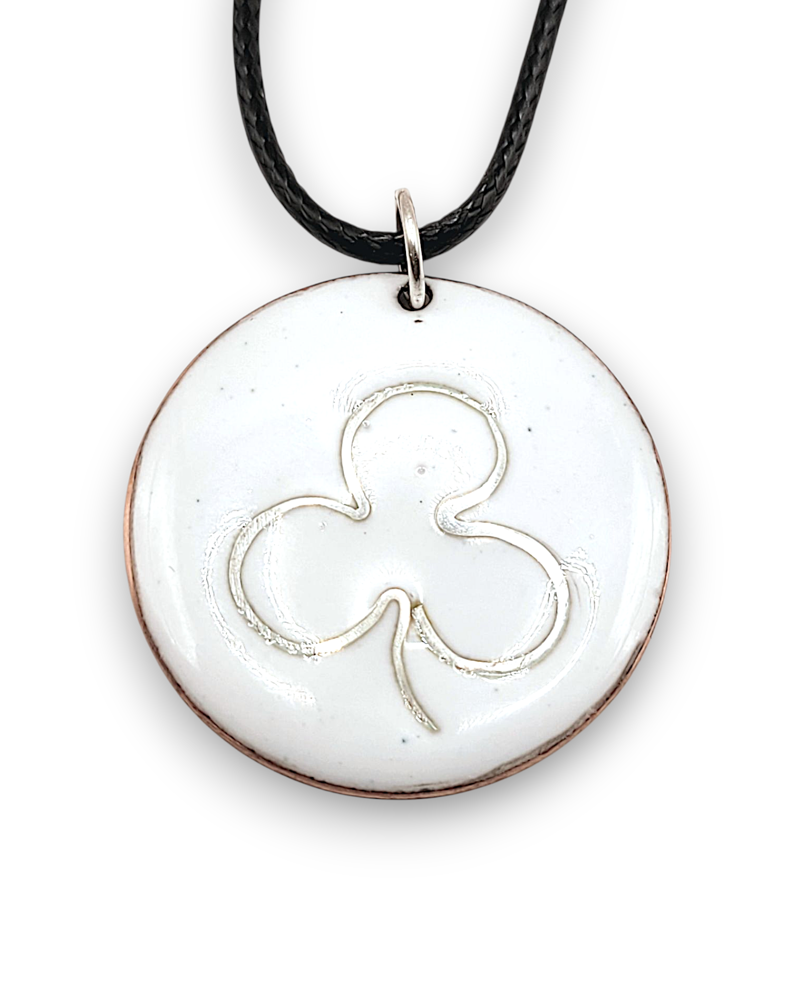 pendentif en email sur cuivre embleme de maison calub simple trefle en argent fin sur emaux creme effet céramique