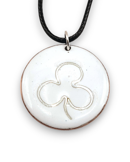 pendentif en email sur cuivre embleme de maison calub simple trefle en argent fin sur emaux creme effet céramique