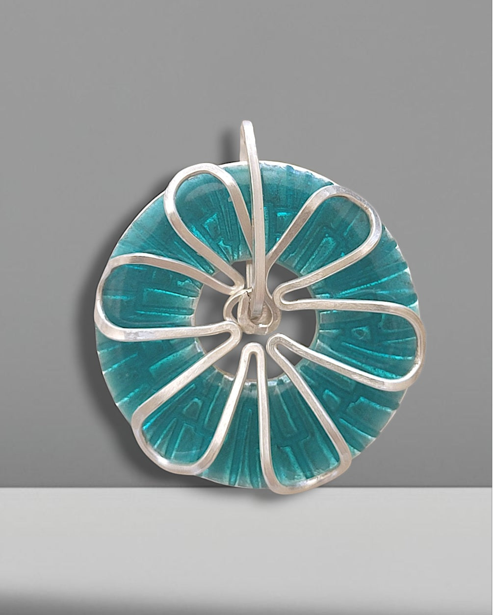 pendentif roue fleur turquoise basse-taille argent fin email grand feu et motif en argent - maison calub