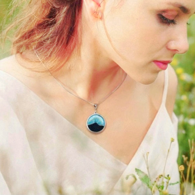 Pendentif artisanal emaux argent cloisonné, profil montagne Sainte Victoire
