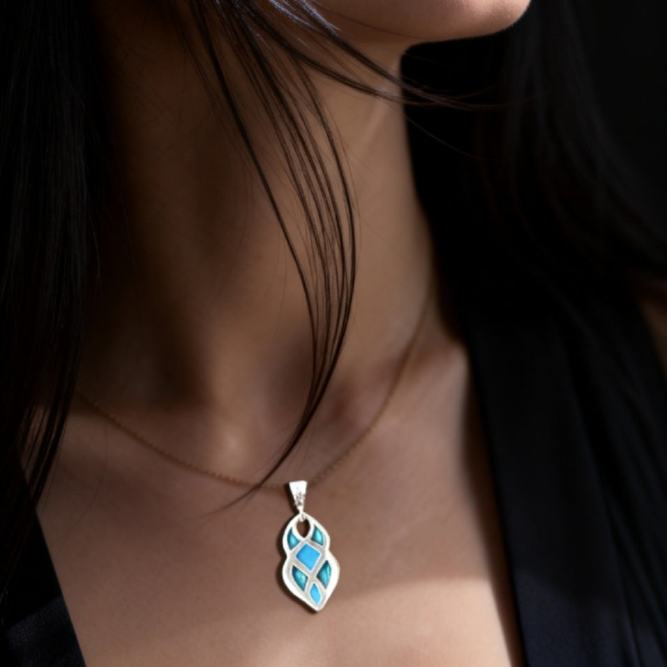 Pendentif artisanal emaux argent, design géométrique moderne bleu