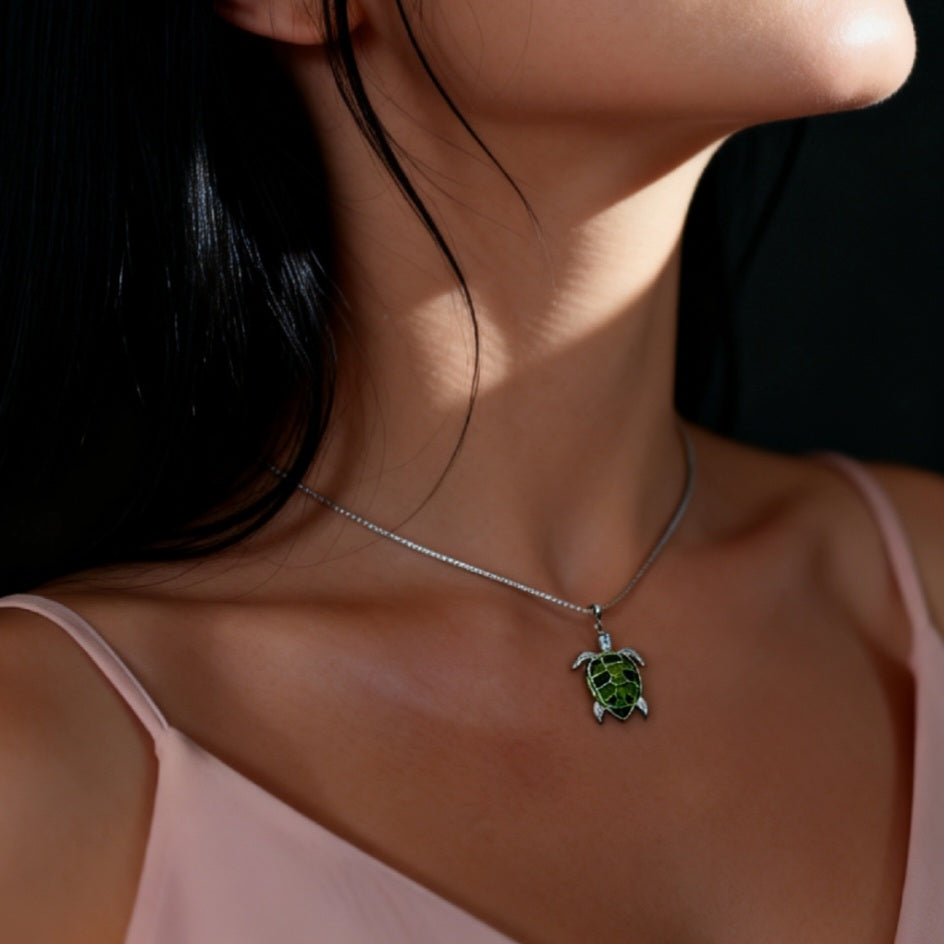  Pendentif artisanal emaux argent, tortue de mer tons verts variés