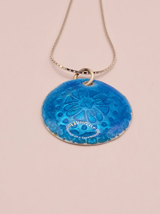 petit pendentif en émail sur argent fin aux petits motifs en basse-taille et émaux translucides bleu vif. Bijou artisanal fait main par maison Calub les émaux de Provence