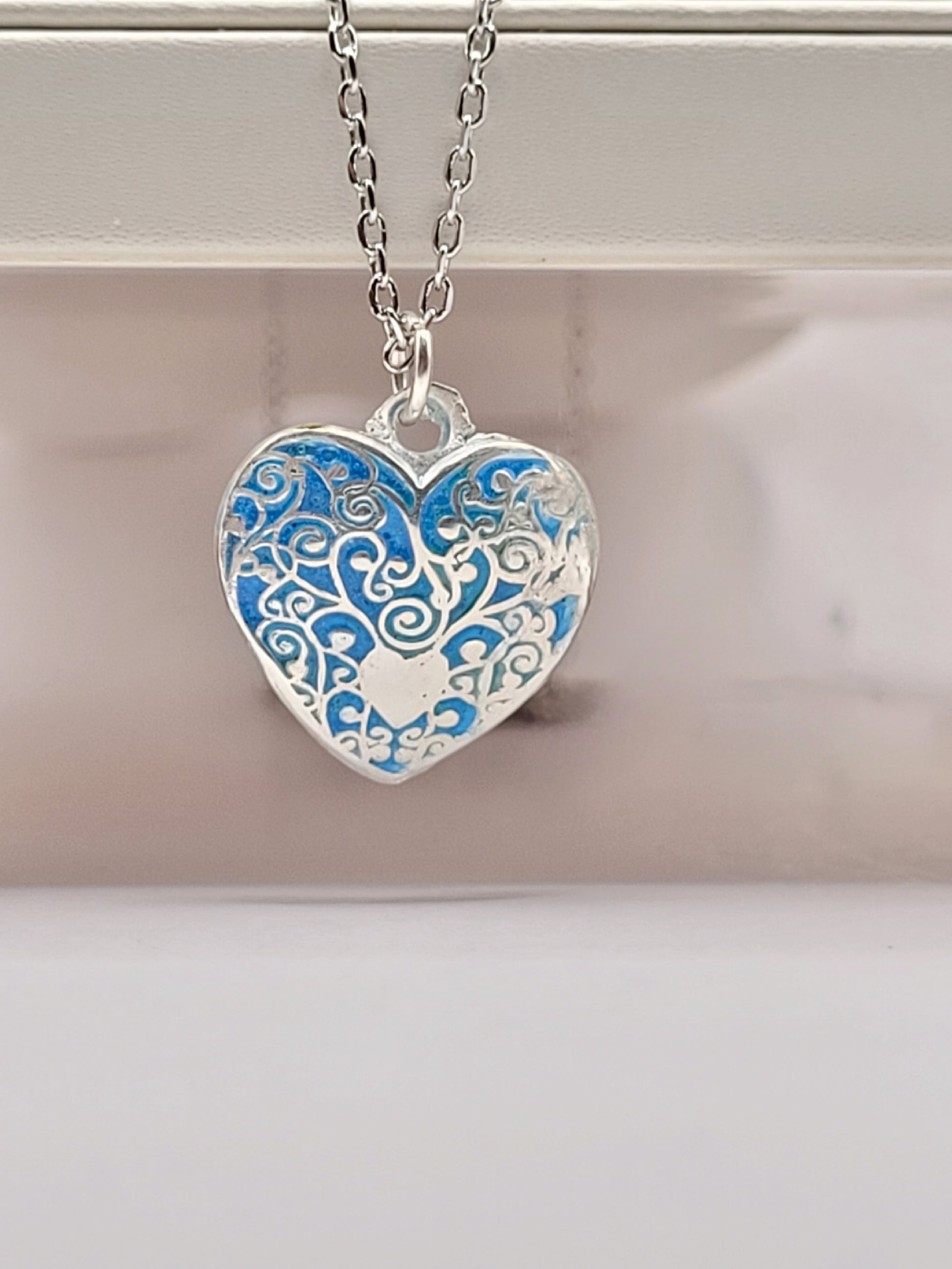 petit pendentif en émail sur argent fin légèrement bombé champelevé et émaux bleus. Bijou artisanal réalisé à la main dans l'ateiler maison calub les émaux du Luberon