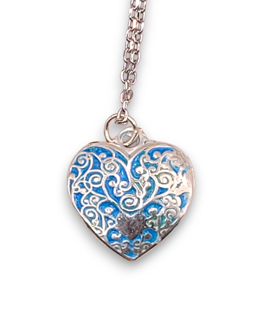 petit pendentif en émail sur argent fin légèrement bombé champelevé et émaux bleus. Bijou artisanal réalisé à la main dans l'ateiler maison calub les émaux du Luberon
