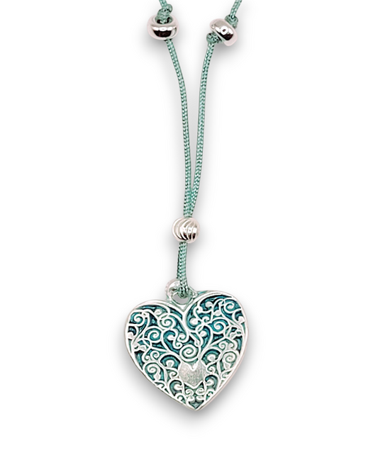 petit pendentif en émail sur argent fin champelevé et émaux bleus. Bijou artisanal réalisé à la main dans l'ateiler maison calub les émaux du Luberon