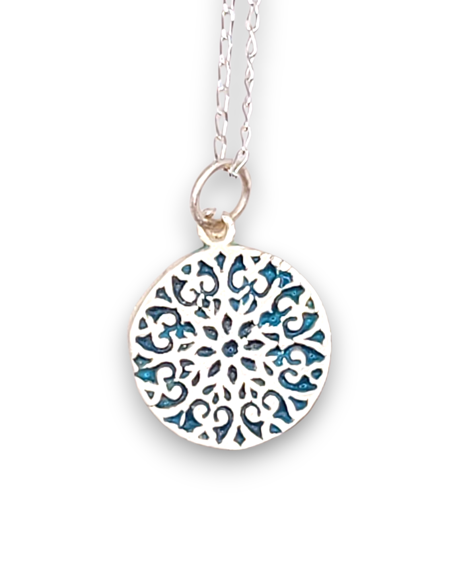 petit pendentif discret en forme de rosace en email sur argent fin bleu. Emaux translucide bijou artisanal réalisé à la main atelier maison calub les émaux du Lubero en Provence made in France