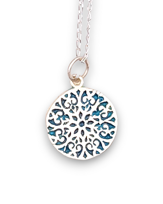 petit pendentif discret en forme de rosace en email sur argent fin bleu. Emaux translucide bijou artisanal réalisé à la main atelier maison calub les émaux du Lubero en Provence made in France