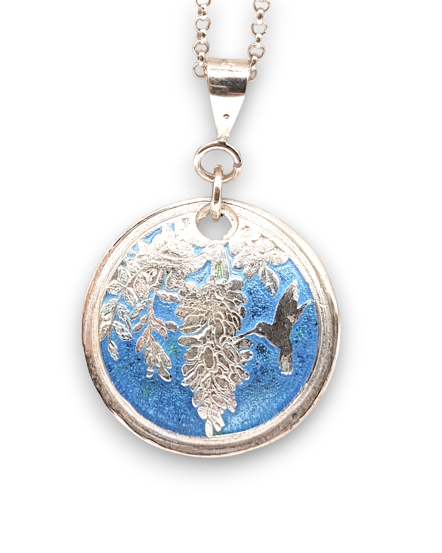 pendentif champlevé en émail sur argent fin représentant un papillon sphynx dans les glycines. Emaux translucides. Bijou artisanal maison Calub les émaux du luberon made in France