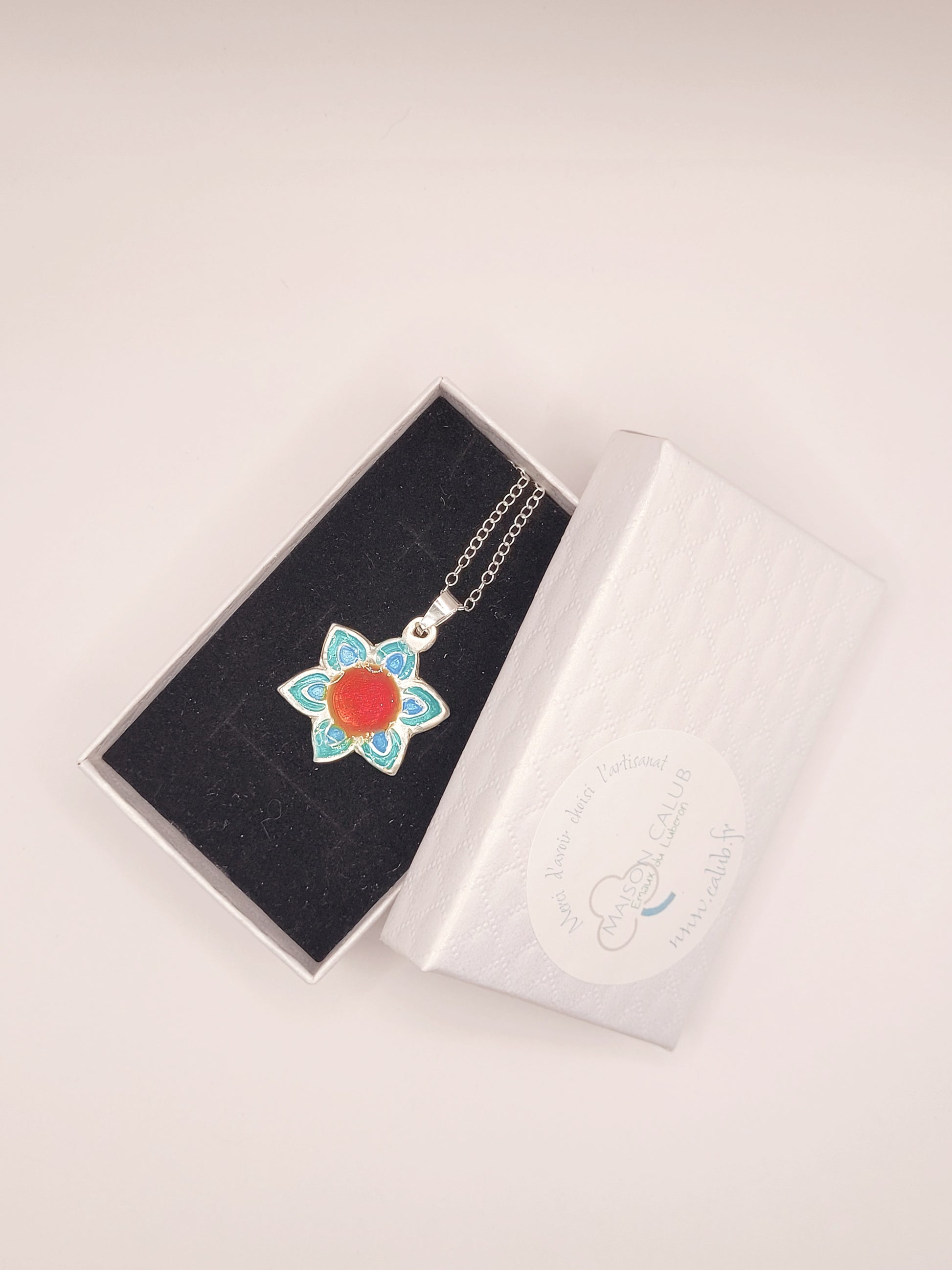 dans sa boite cadeau le pendentif fleur champlevé en émail sur argent fin multicolore. Bijou artisanal fait main chez maison calub les émaux du Luberon