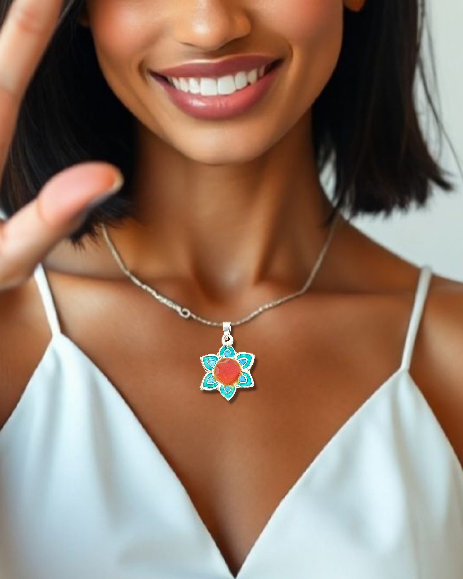 jeune femme portant le pendentif fleur champlevé en émail sur argent fin multicolore. Bijou artisanal fait main chez maison calub les émaux du Luberon