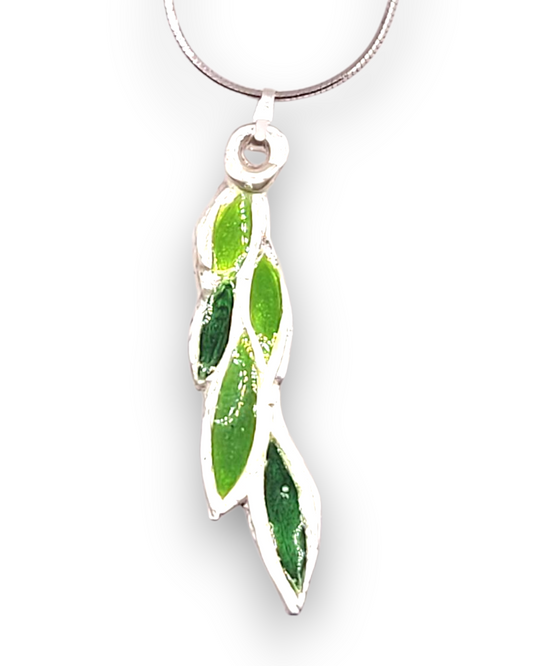 pendentif léger en émail sur cuivre champlevé forme branche de laurier couleur verte 2 tons. Bijou artisanal émaux translucides chez maison calub les émaux du Luberon