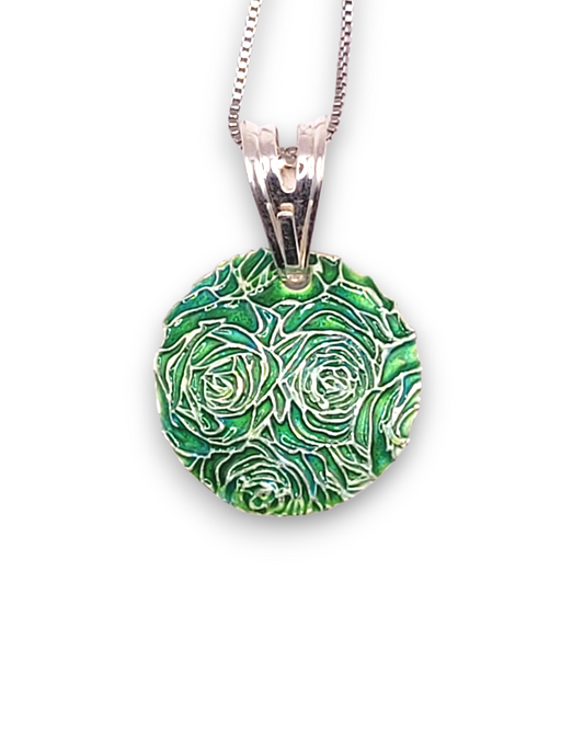 pendentif bouquet de roses en champlevé émail sur argent fin vert. Bijou artisanal made in France chez maison calub les émaux du Luberon cadeau original
