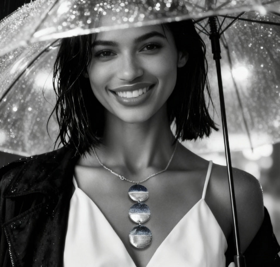 femme portant le collier triptyque de la collection Eau Minérale, composé de 3 médaillons en cascade, émaux et lustre d'argent - maison CALUB - cadeau original femme, bijou artisanal