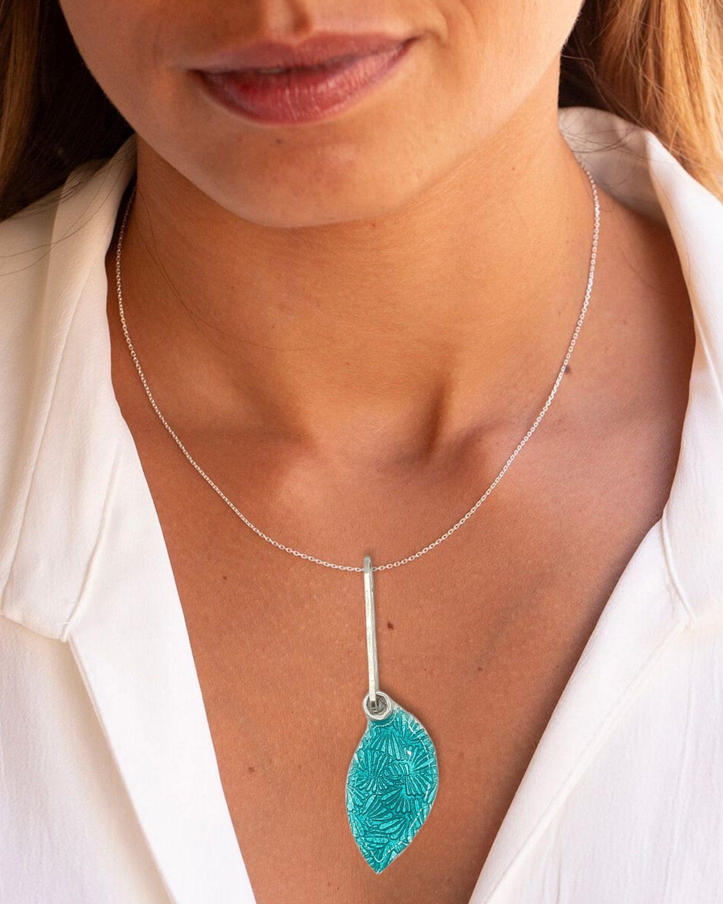 pendentif en email grand feu vert motif de feuille sur argent fin - bijou artisanal maison calub