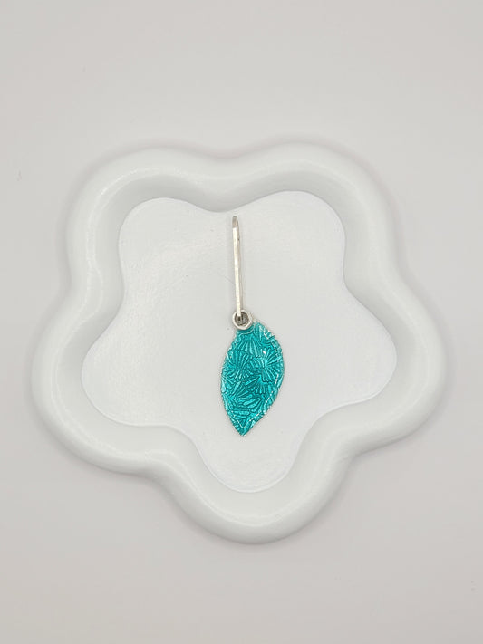 pendentif en email grand feu vert motif de feuille sur argent fin - bijou artisanal maison calub
