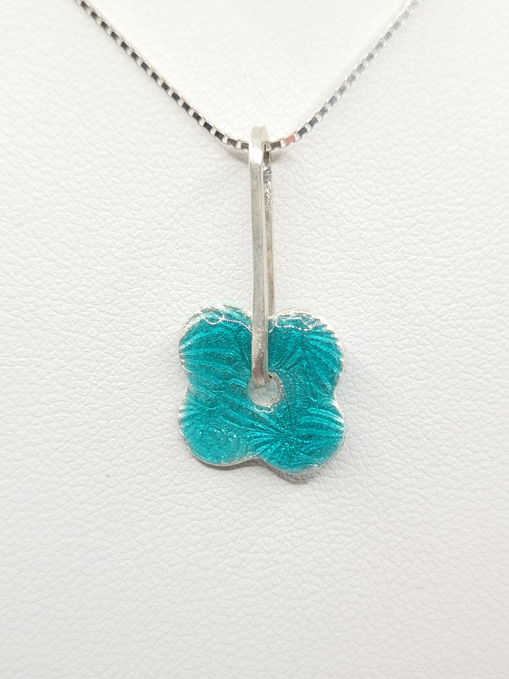 pendentif fleur bleu ou vert en email grand feu basse-taille sur argent fin -maison CALUB