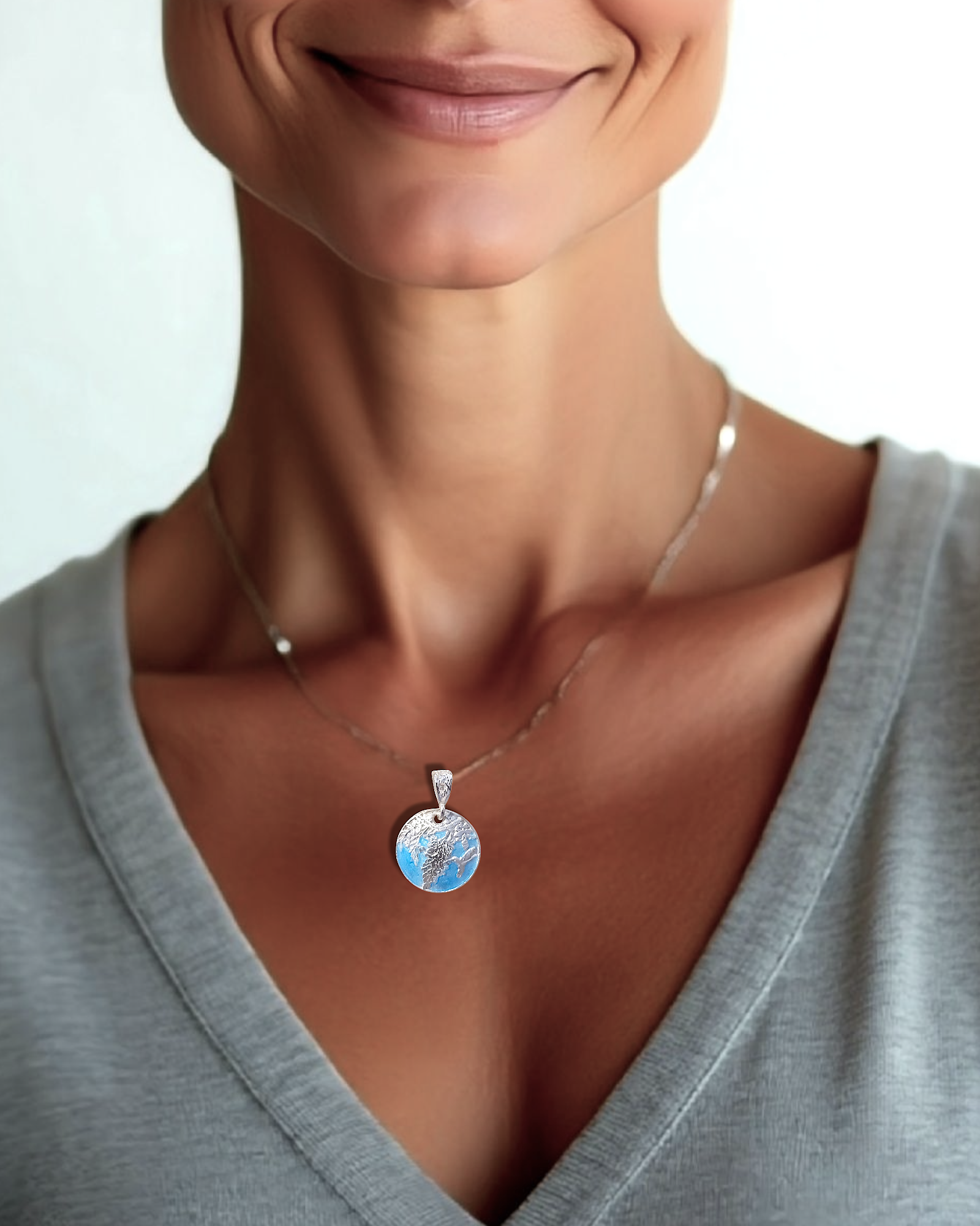 pendentif glycine en émail grand feu technique du champlevé couleur bleu ciel - maison CALUB