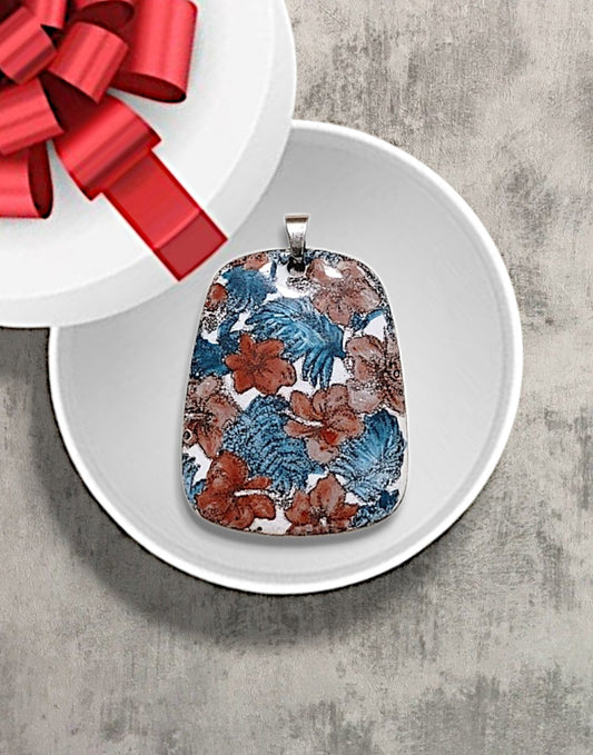 pendentif de la ligne Liberty chez maison CALUB, forme trapèze, en émail peint à la main dans les tons rouges et verts, et monté sur un simple cordon