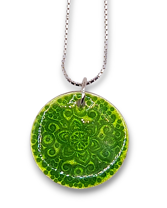 pendentif en émail sur argent fin aux petits motifs en basse-taille. Bijou artisanal émaux translucide vert chez maison Calub les émaux de provence fait main made in france
