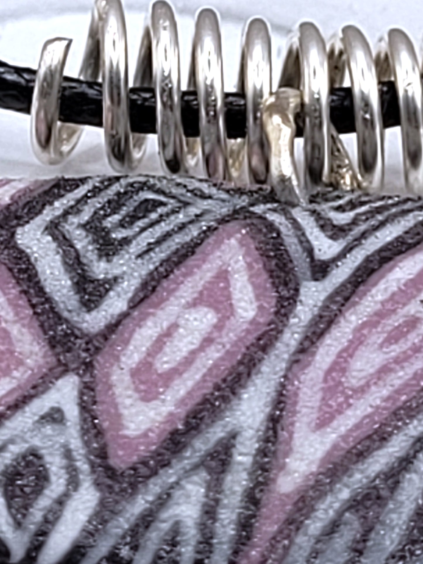 detail de texture pour le pendentif ovale au design original inspiré par la lavande de provence chez maison calub émail sur cuivre opaque finition givrée mate émaux traditionnels fait à la main en provence belière en argent monté sur cordon