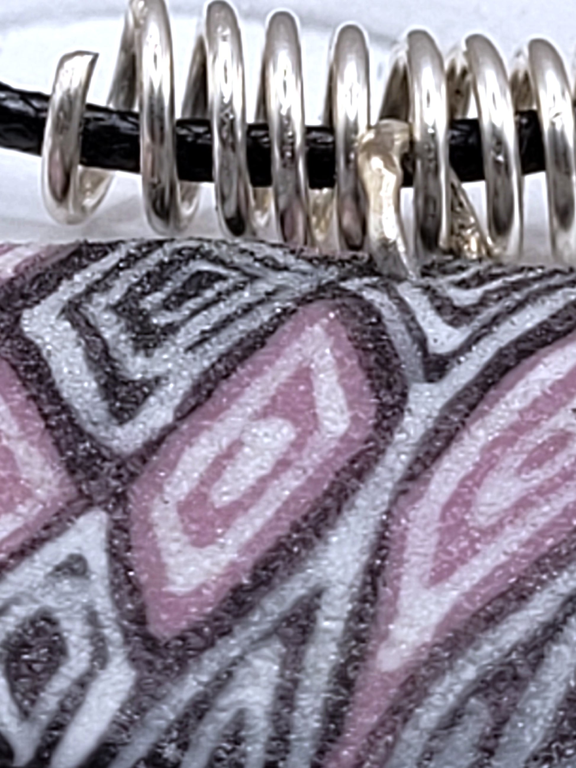 detail de texture pour le pendentif ovale au design original inspiré par la lavande de provence chez maison calub émail sur cuivre opaque finition givrée mate émaux traditionnels fait à la main en provence belière en argent monté sur cordon
