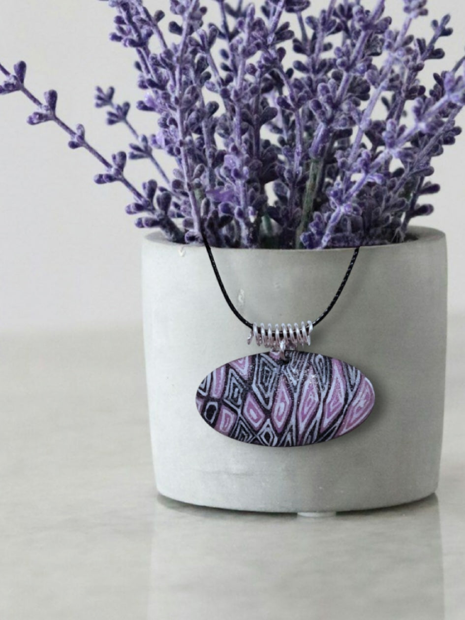inspiration pour ce presentation du pendentif ovale au design original inspiré par la lavande de provence chez maison calub émail sur cuivre opaque finition givrée mate émaux traditionnels fait à la main en provence belière en argent monté sur cordon