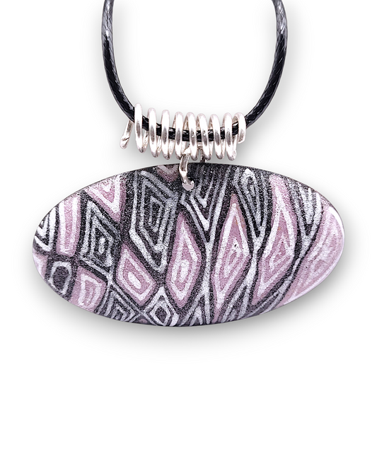 pendentif ovale au design original inspiré par la lavande de provence chez maison calub émail sur cuivre opaque finition givrée mate émaux traditionnels fait à la main en provence belière en argent monté sur cordon