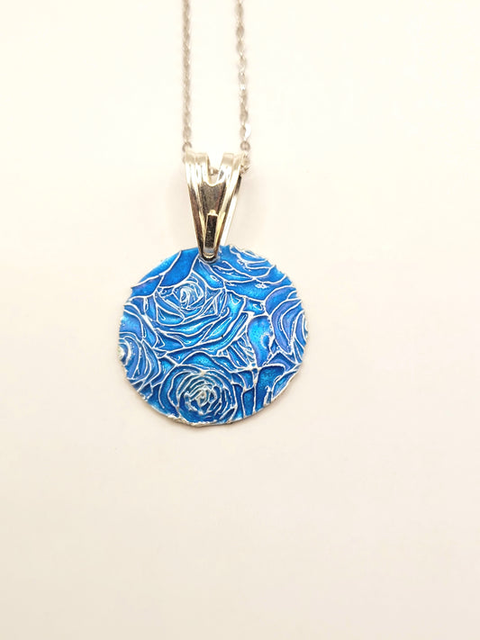 pendentif bouquet de roses en champlevé émail sur argent fin. Bijou artisanal made in France chez maison calub les émaux du Luberon cadeau original
