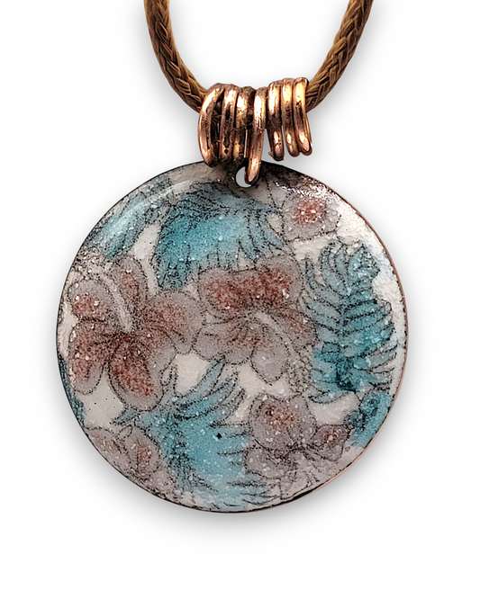 Pendentif rond en émail sur cuivre peint à la main, aux motifs rouges et vert inspiré des tissus Liberty, chez maison CALUB les émaux du Luberon.