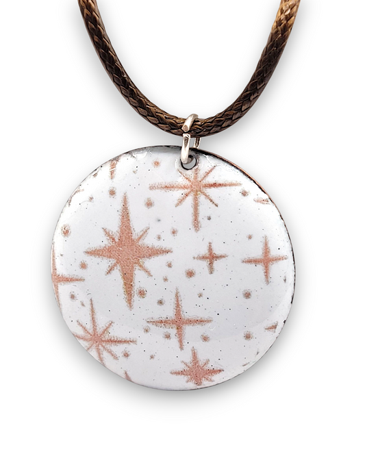 pendentif émaillé lumineux aux fines étoiles rosées sur fond blanc émaux sur cuivre artisanaux de maison calub