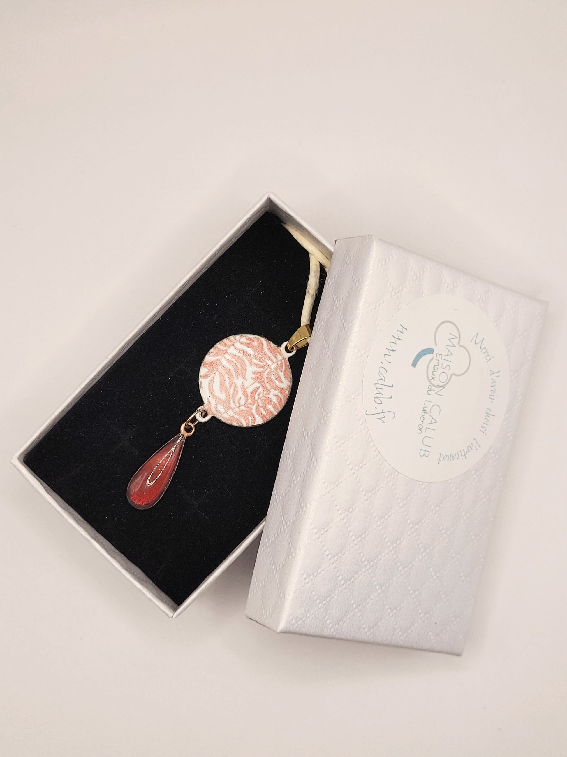 pendentif double rouge rubis emaux translucide cuivre monté sur cordon, bijou en email de maison calub cadeau original