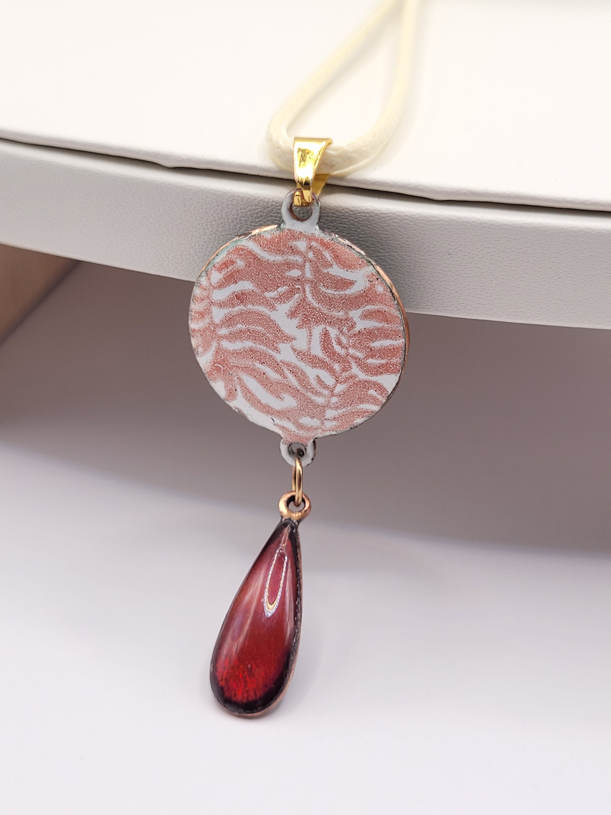 pendentif double rouge rubis emaux translucide cuivre monté sur cordon, bijou en email de maison calub design original