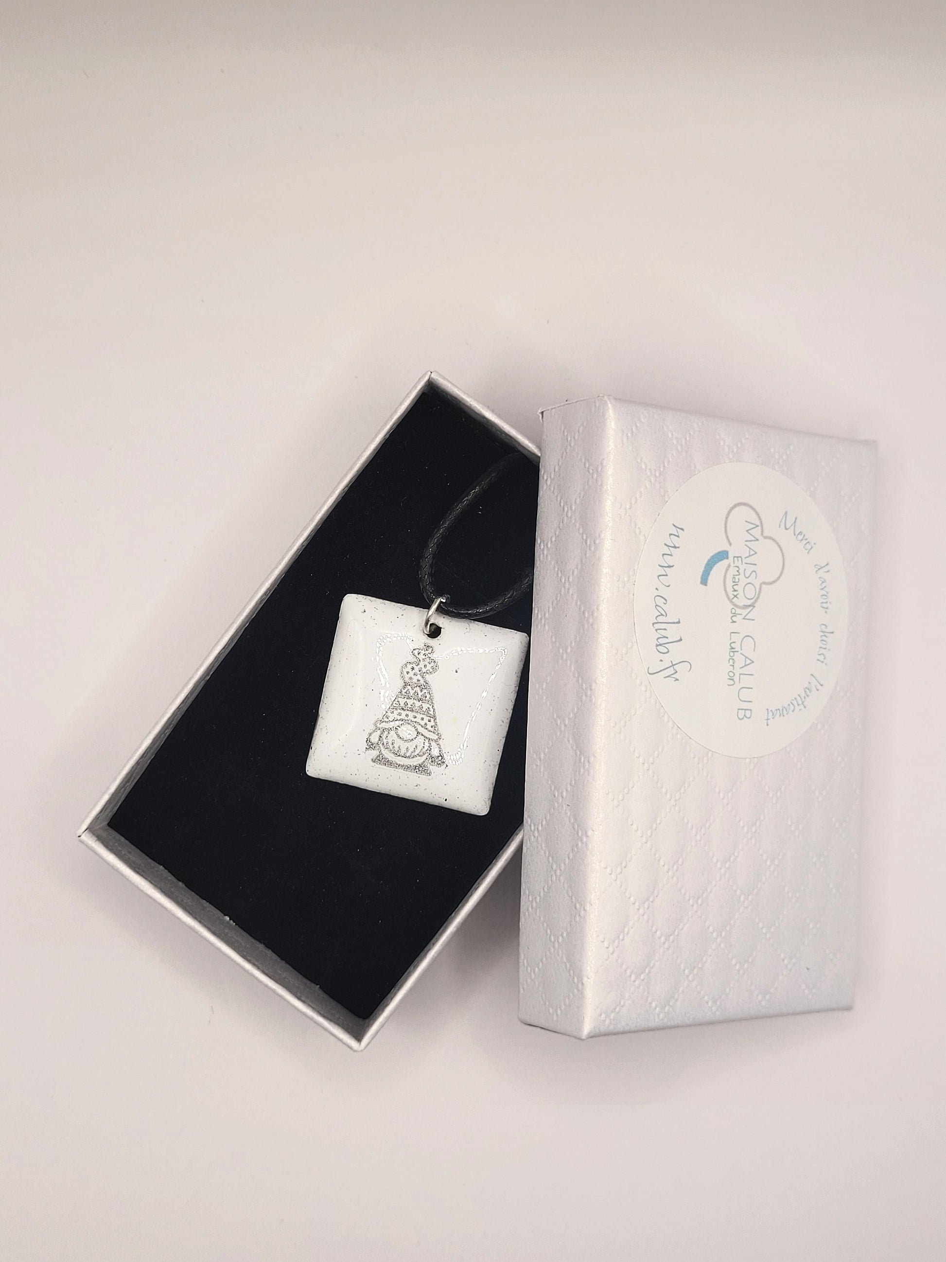 petit pendentif carré blanc en émail au motif de petit lutin chez maison calub cadeau original