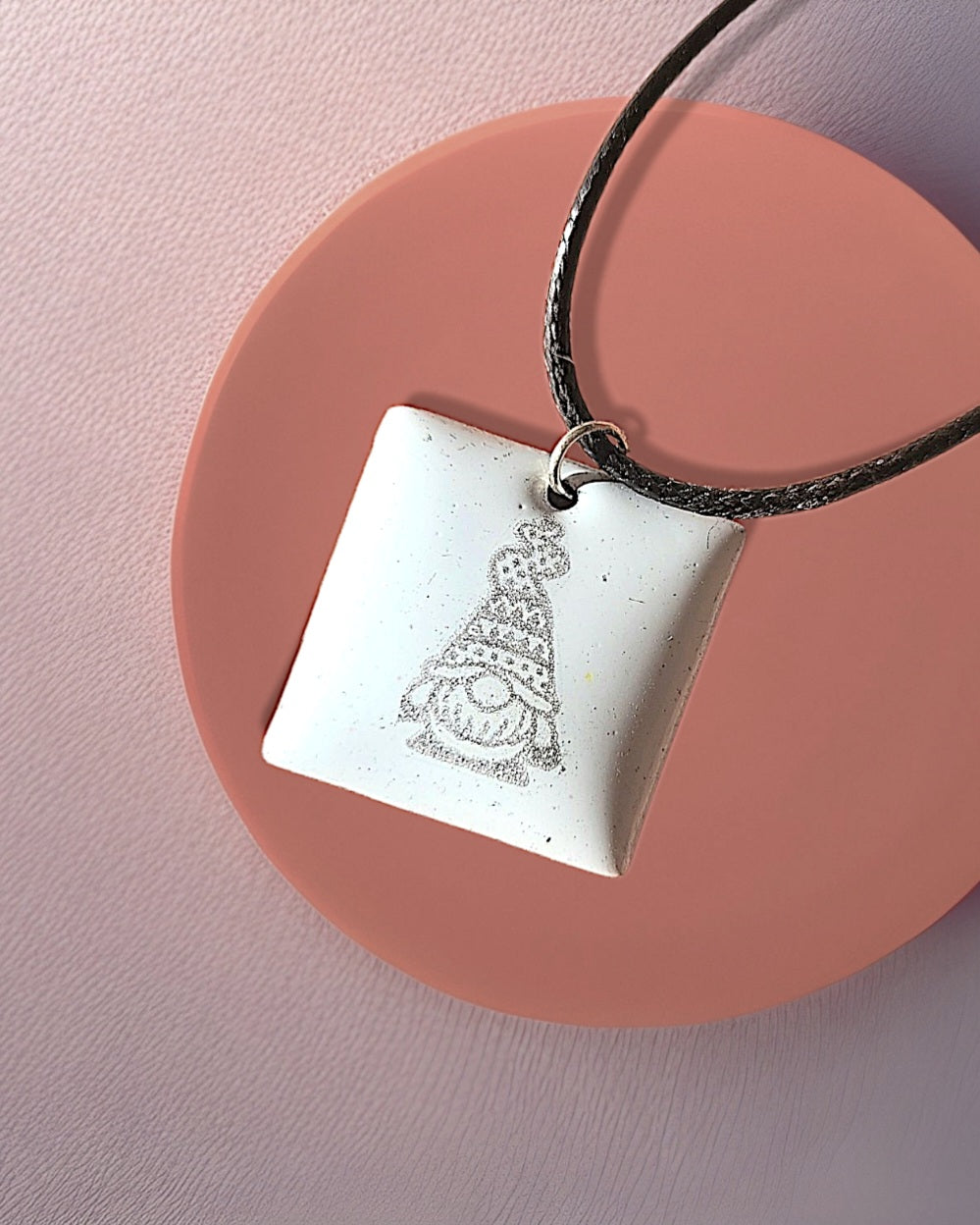 petit-pendentif-email-cuivre-blanc-motifs-lutin-emaux-collier-cordon