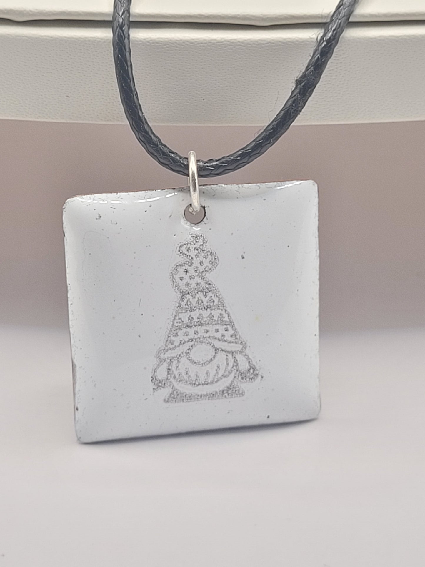 petit pendentif carré blanc en émail au motif de petit lutin chez maison calub les emaux du Luberon