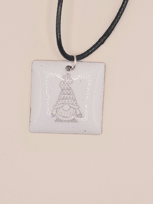 petit pendentif carré blanc en émail au motif de petit lutin chez maison calub 